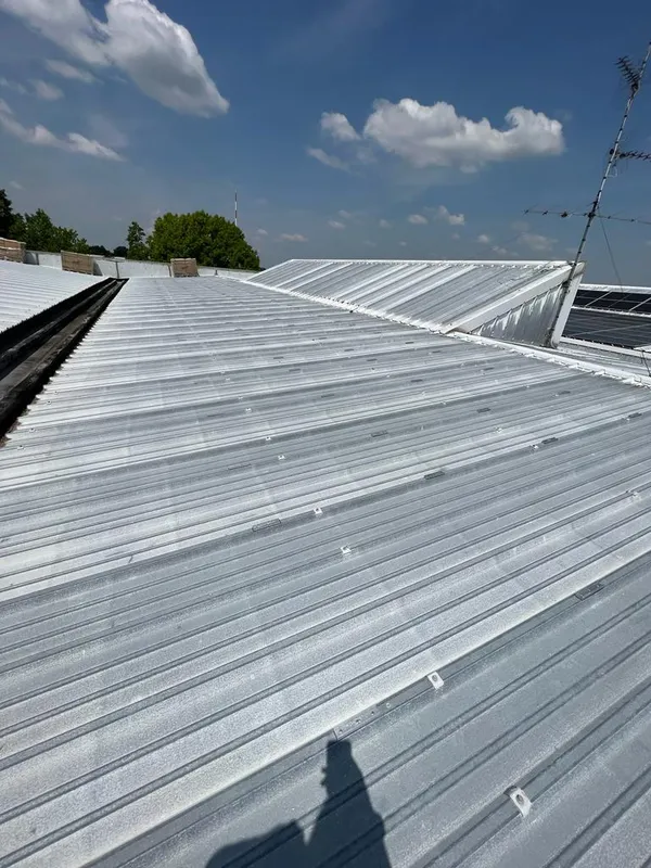 Impianto fotovoltaico su tetto industriale