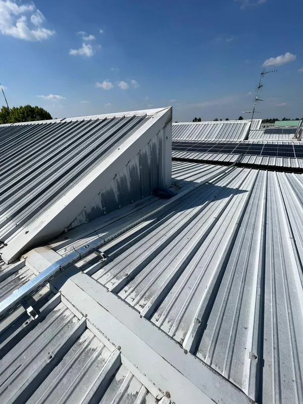 Impianto fotovoltaico su tetto industriale