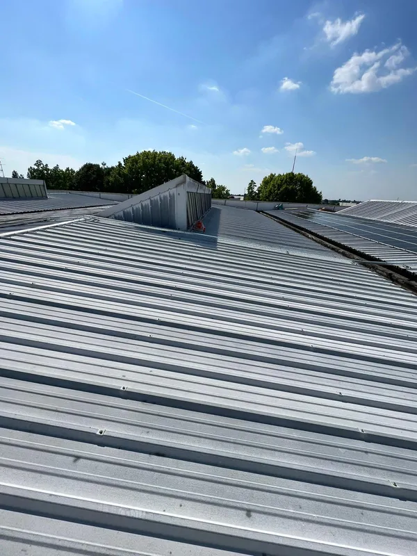 Impianto fotovoltaico su tetto industriale