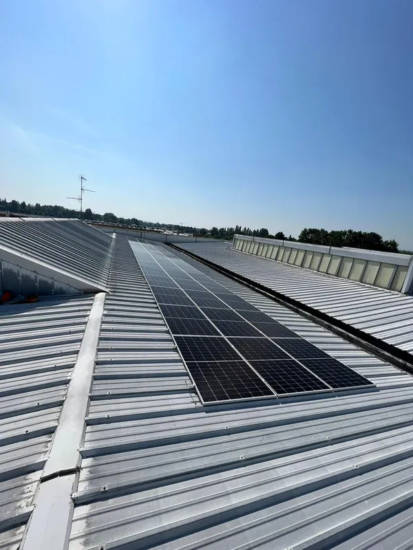 Impianto fotovoltaico su tetto industriale