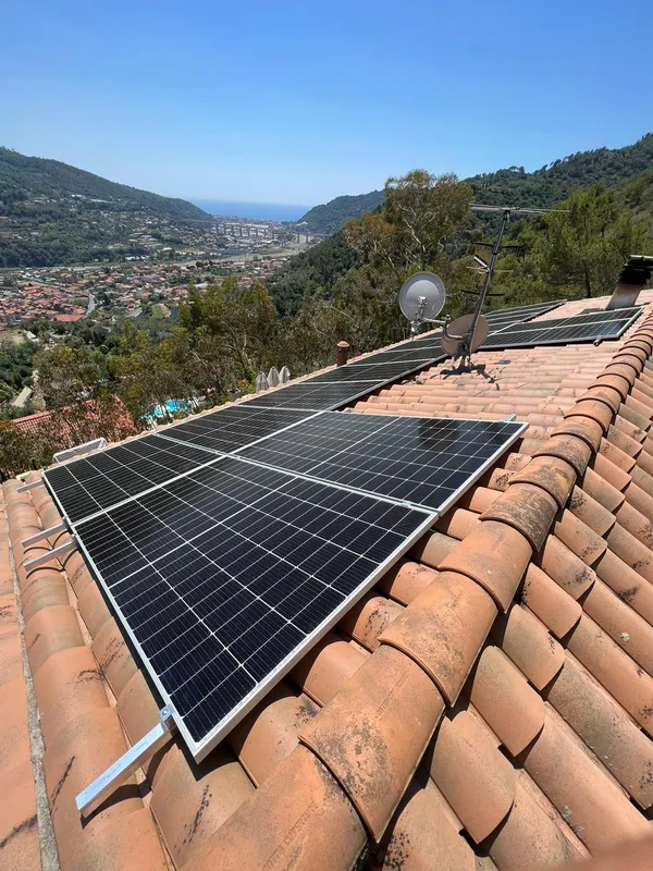 Impianto fotovoltaico su tetto residenziale