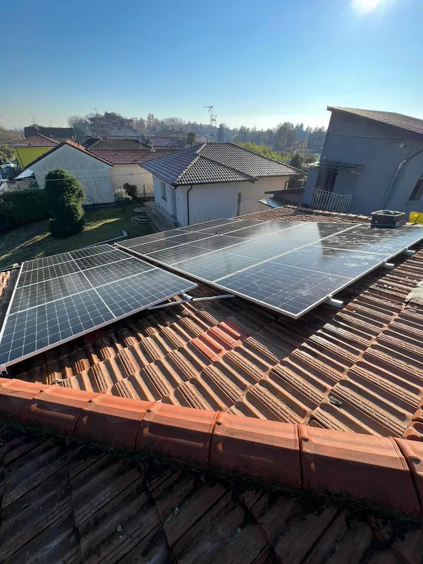 Impianto fotovoltaico su tetto residenziale
