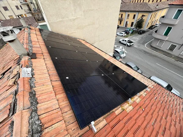 Impianto fotovoltaico su tetto residenziale