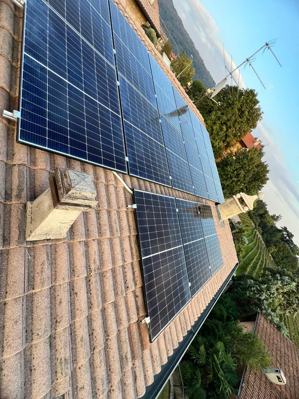 Impianto fotovoltaico su tetto residenziale