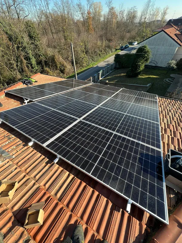 Impianto fotovoltaico su tetto residenziale