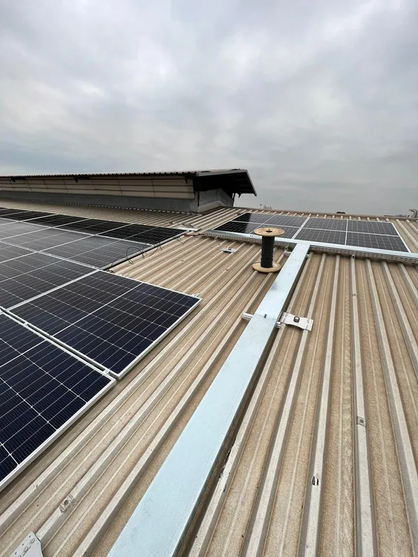Impianto fotovoltaico su tetto industriale