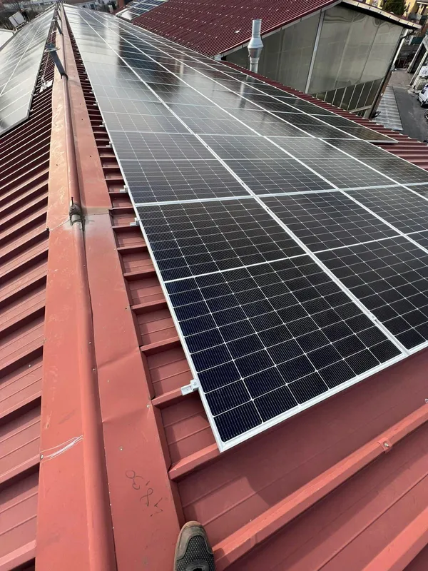 Impianto fotovoltaico su tetto industriale