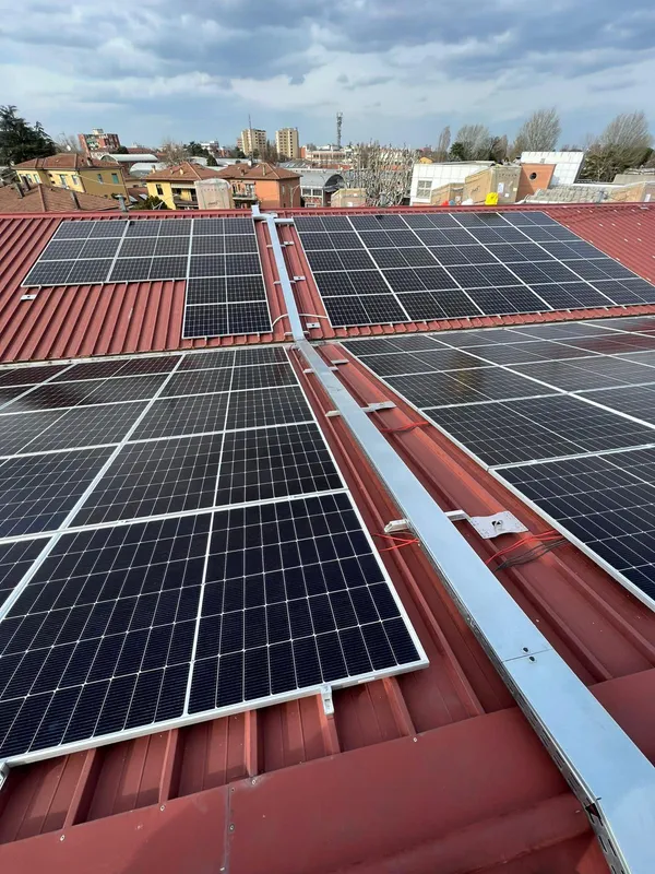 Impianto fotovoltaico su tetto industriale