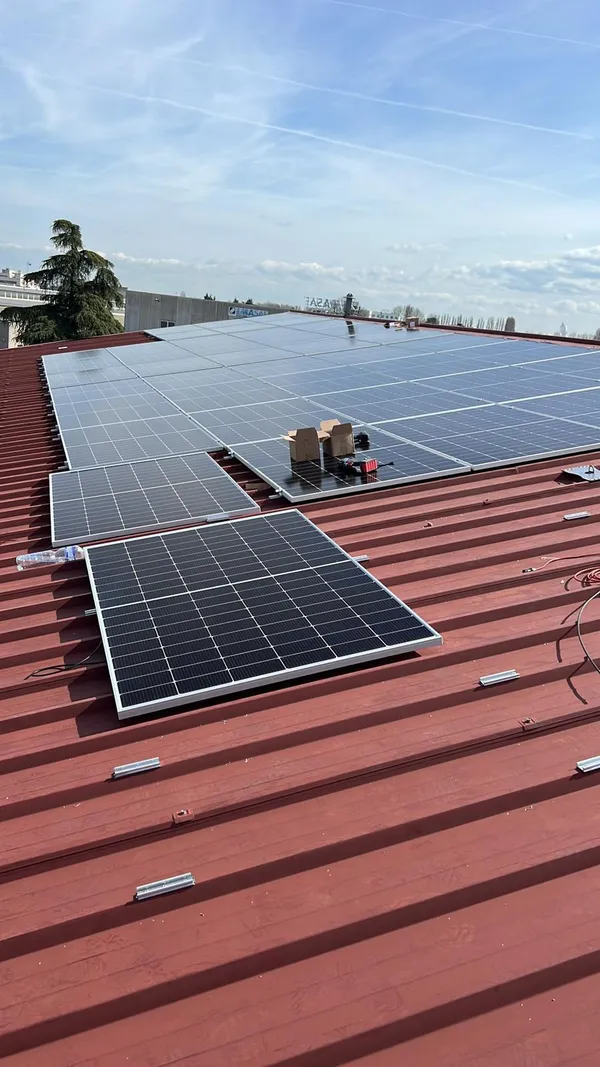 Impianto fotovoltaico su tetto industriale