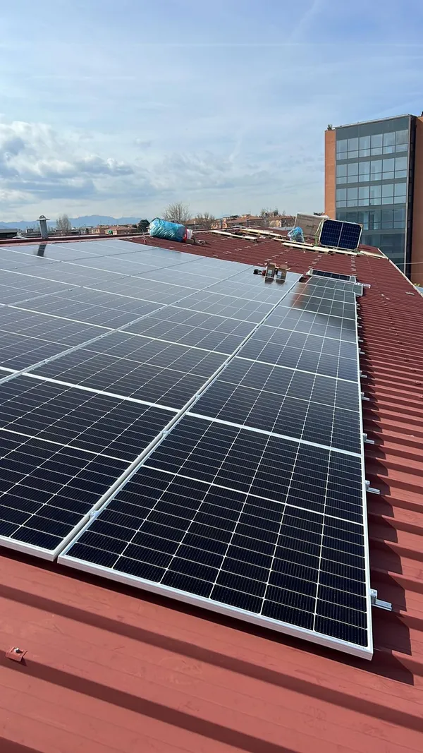 Impianto fotovoltaico su tetto industriale