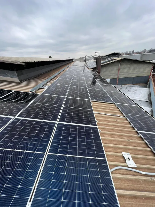 Impianto fotovoltaico su tetto industriale