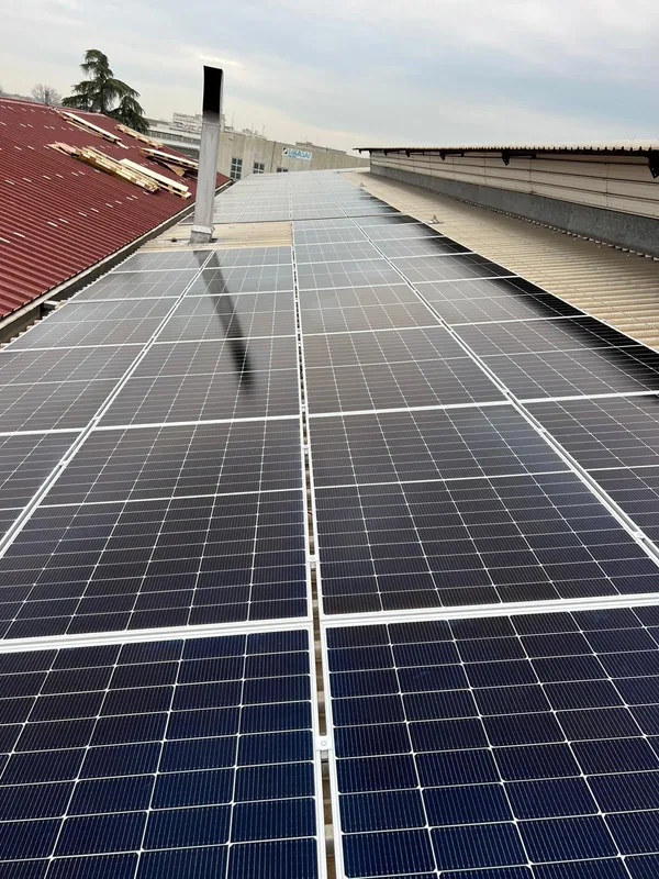 Impianto fotovoltaico su tetto industriale