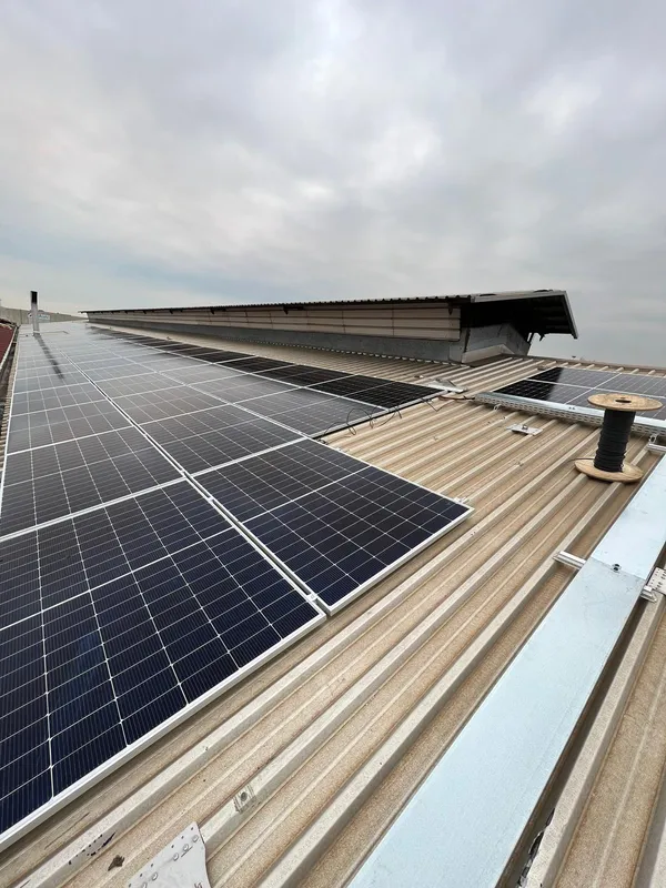 Impianto fotovoltaico su tetto industriale