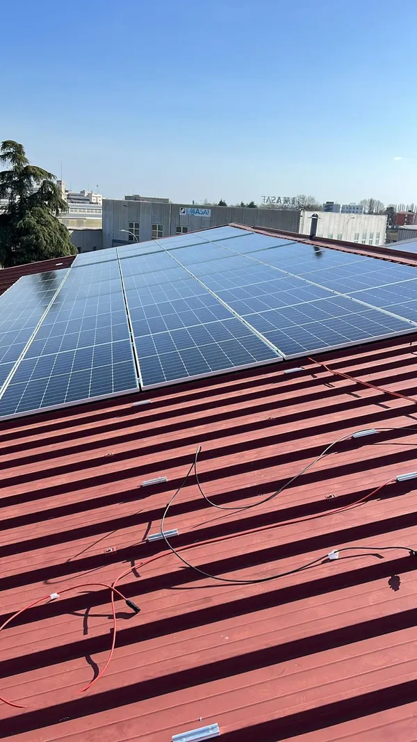 Impianto fotovoltaico su tetto industriale