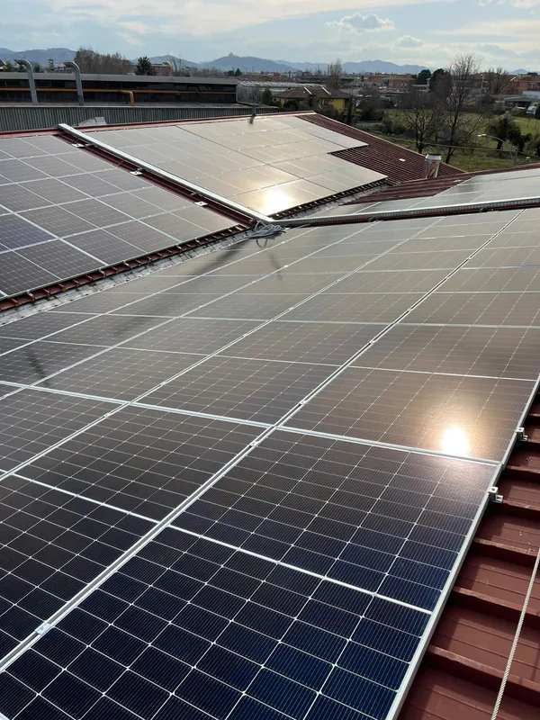 Impianto fotovoltaico su tetto industriale