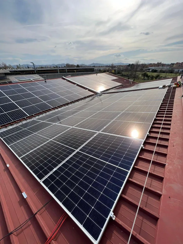 Impianto fotovoltaico su tetto industriale