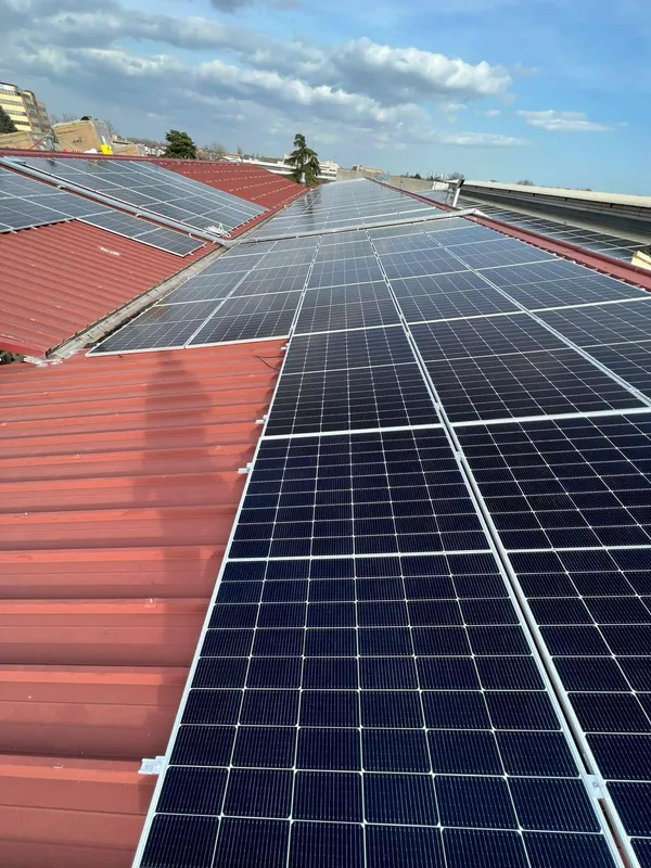 Impianto fotovoltaico su tetto industriale